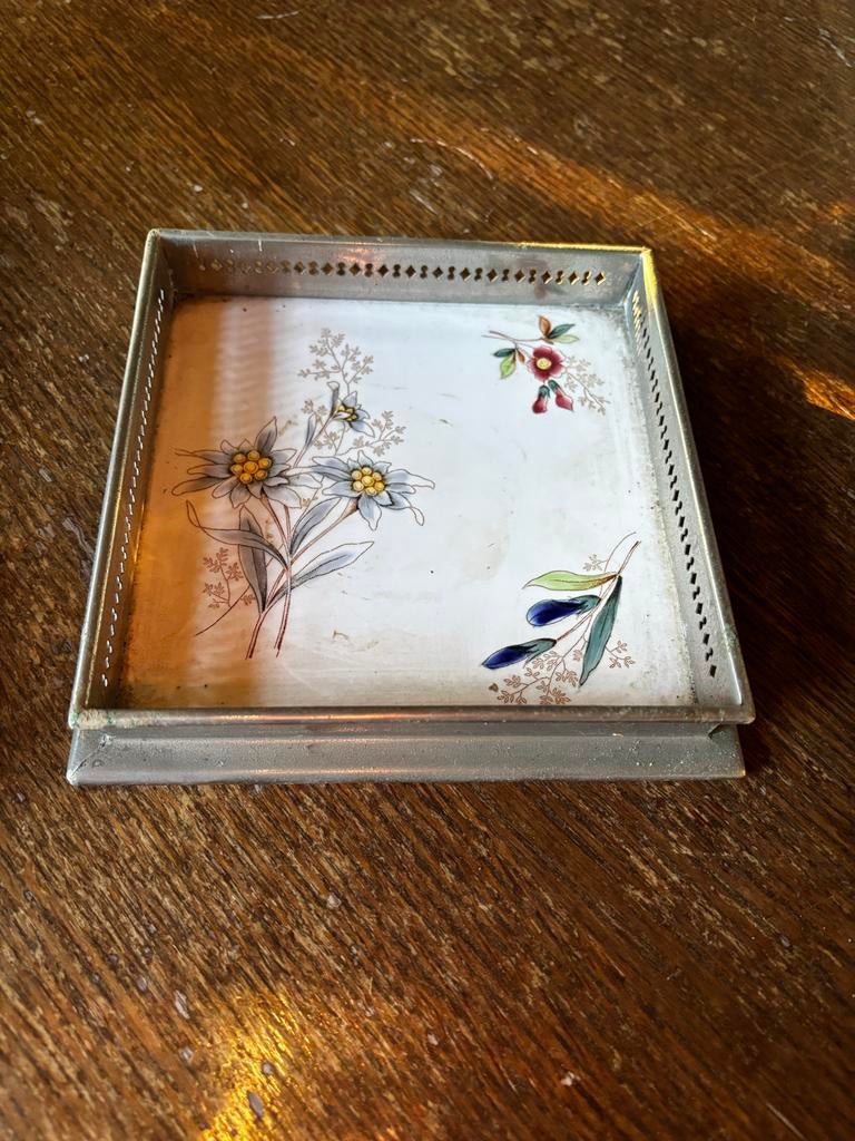 Antieke Jugendstil onderzetter met bloemmotief 16,5x16,5 cm, Ophalen of Verzenden, Gebruikt, Bord