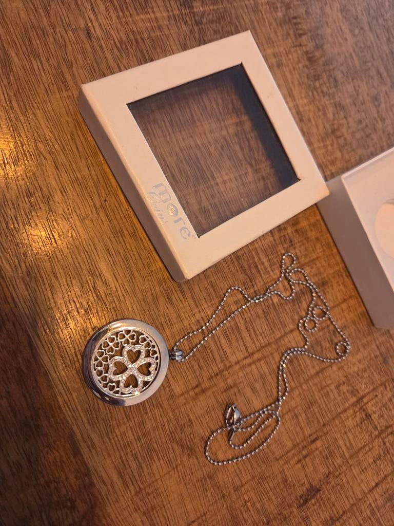 Zilverkleurige ketting met hartjes hanger, Met hanger, Ophalen of Verzenden, Zo goed als nieuw, Zilver