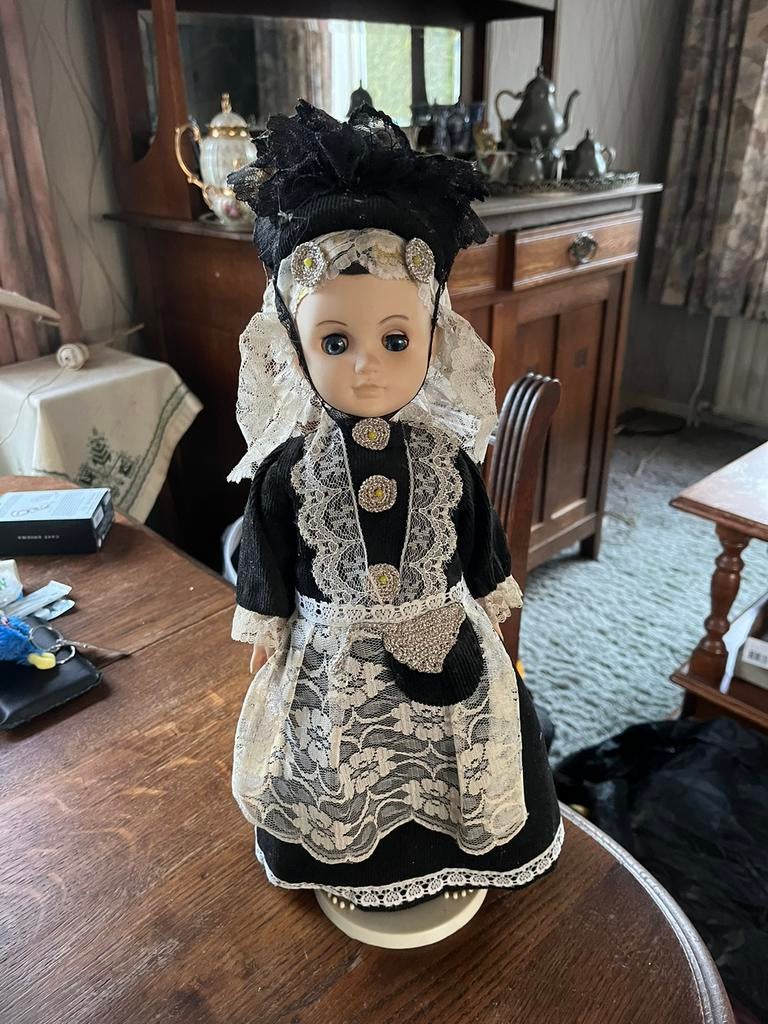 Oude pop in klederdracht gratis op te halen, Verzamelen, Beelden en Beeldjes, Ophalen, Zo goed als nieuw