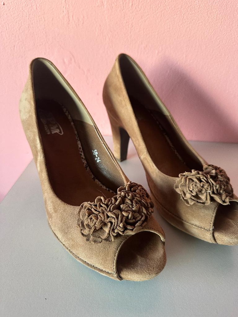 Pump zandkleur 38, Pumps, Overige kleuren, SPM, Ophalen of Verzenden