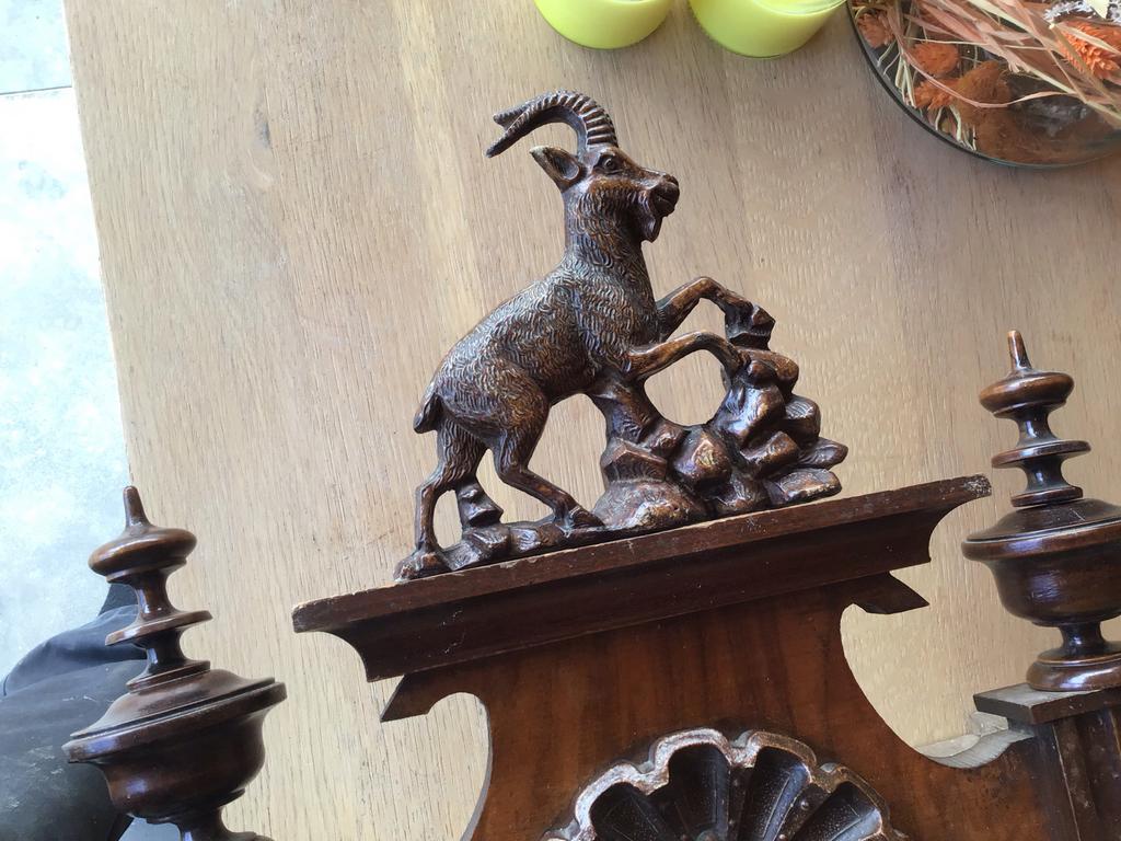 Antieke Wandklok met steenbok, Antiek en Kunst, Ophalen of Verzenden