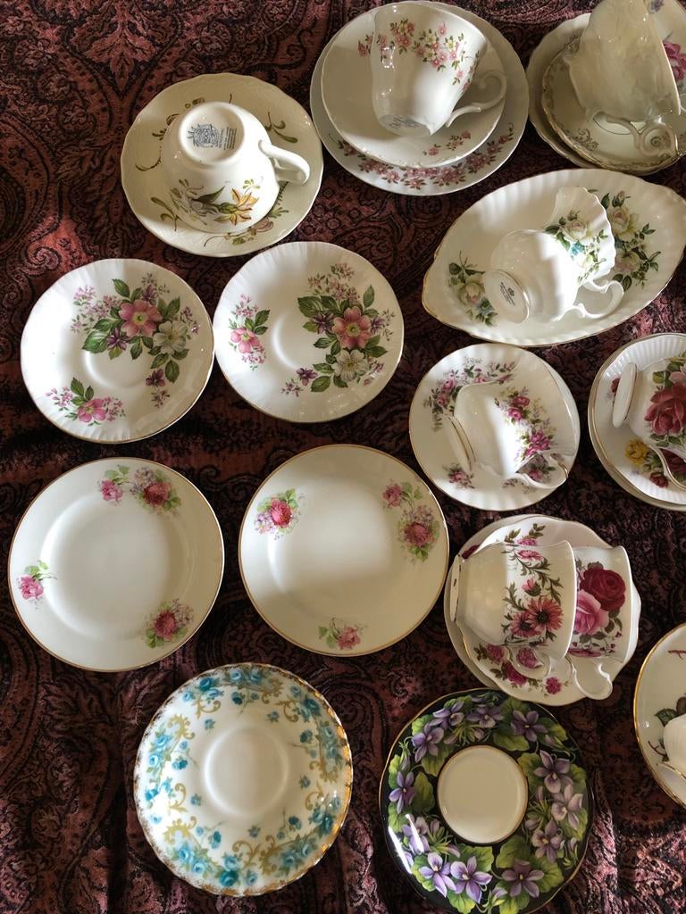 Oma's servies onderdelen kop schotel bordjes melkkan enz, Gebruikt, Ophalen of Verzenden, Overige stijlen, Porselein