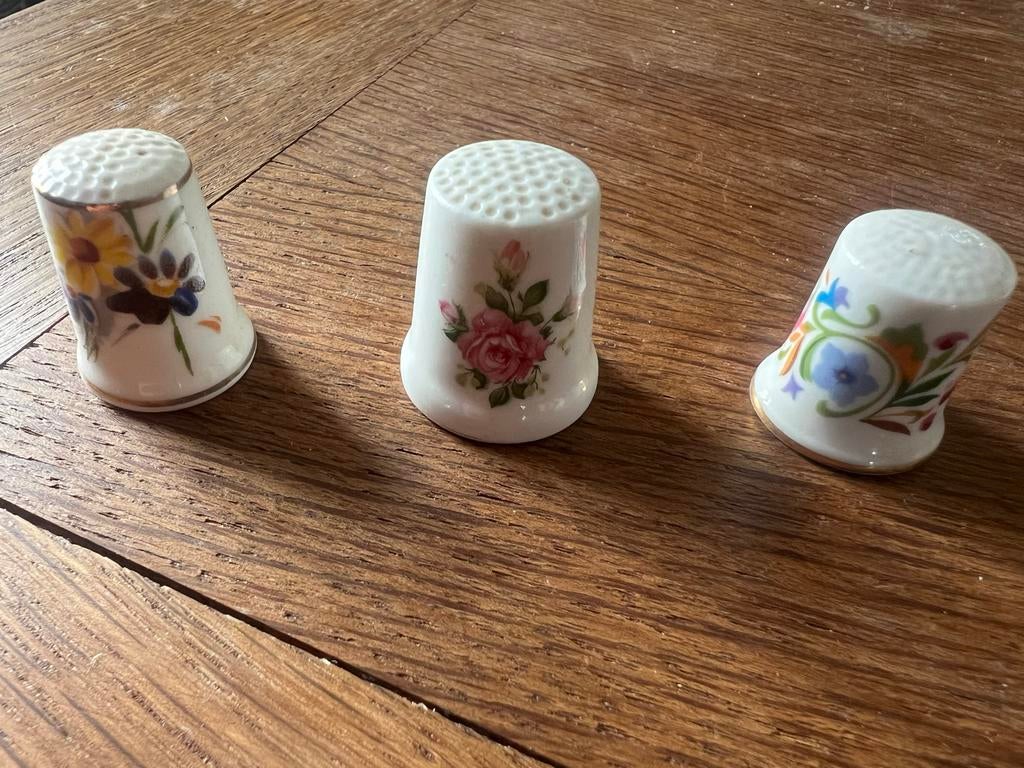 3 Antieke Decoratieve Vingerhoedjes - Porselein, Verzamelen, Vingerhoedjes, Ophalen of Verzenden, Gebruikt, Porselein, Buitenland
