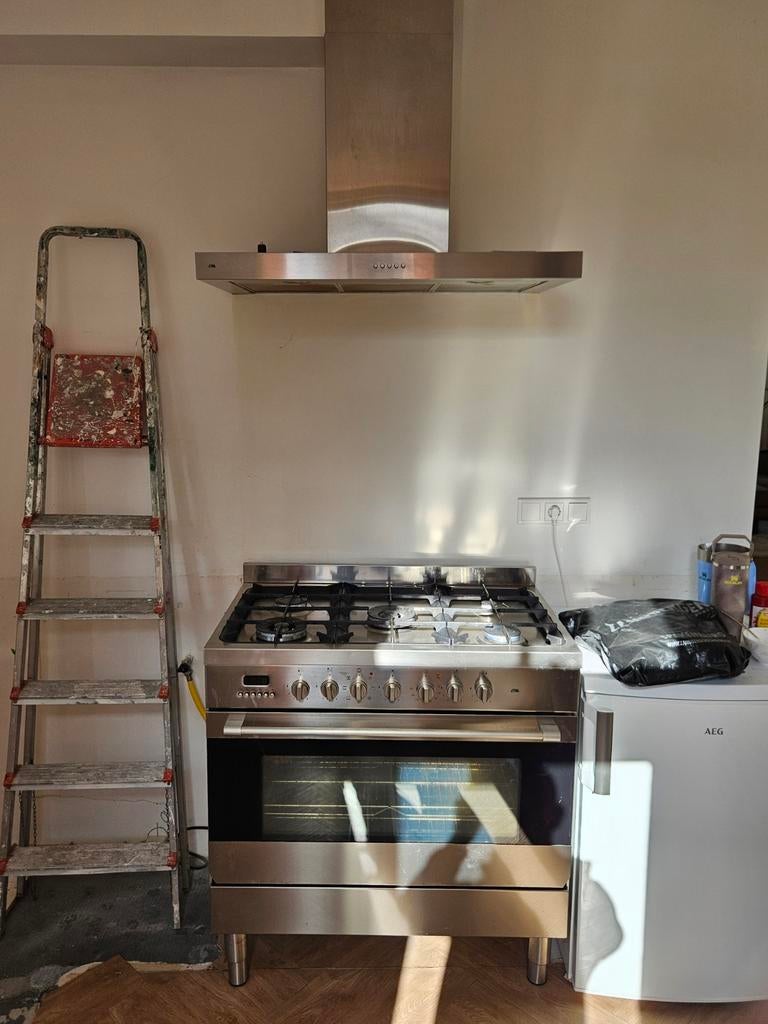 Etna 5-pits gasfornuis met hete luchtoven + afzuigkap, Witgoed en Apparatuur, Fornuizen, Gebruikt, Vrijstaand, Gas, 5 kookzones of meer