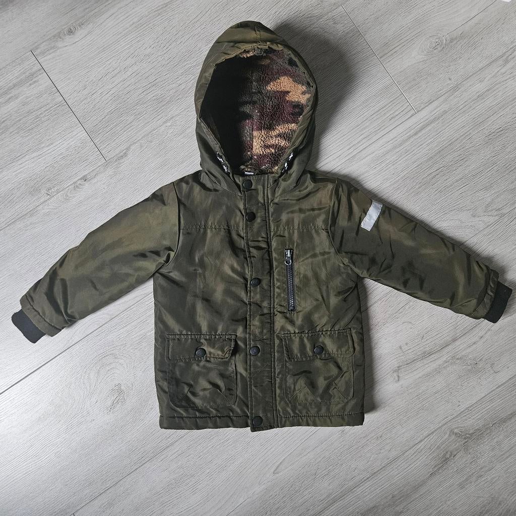 Opruiming: Stoere legergroene jas met capuchon maat 98, Kinderen en Baby's, Kinderkleding | Maat 98, Ophalen of Verzenden, Jongen