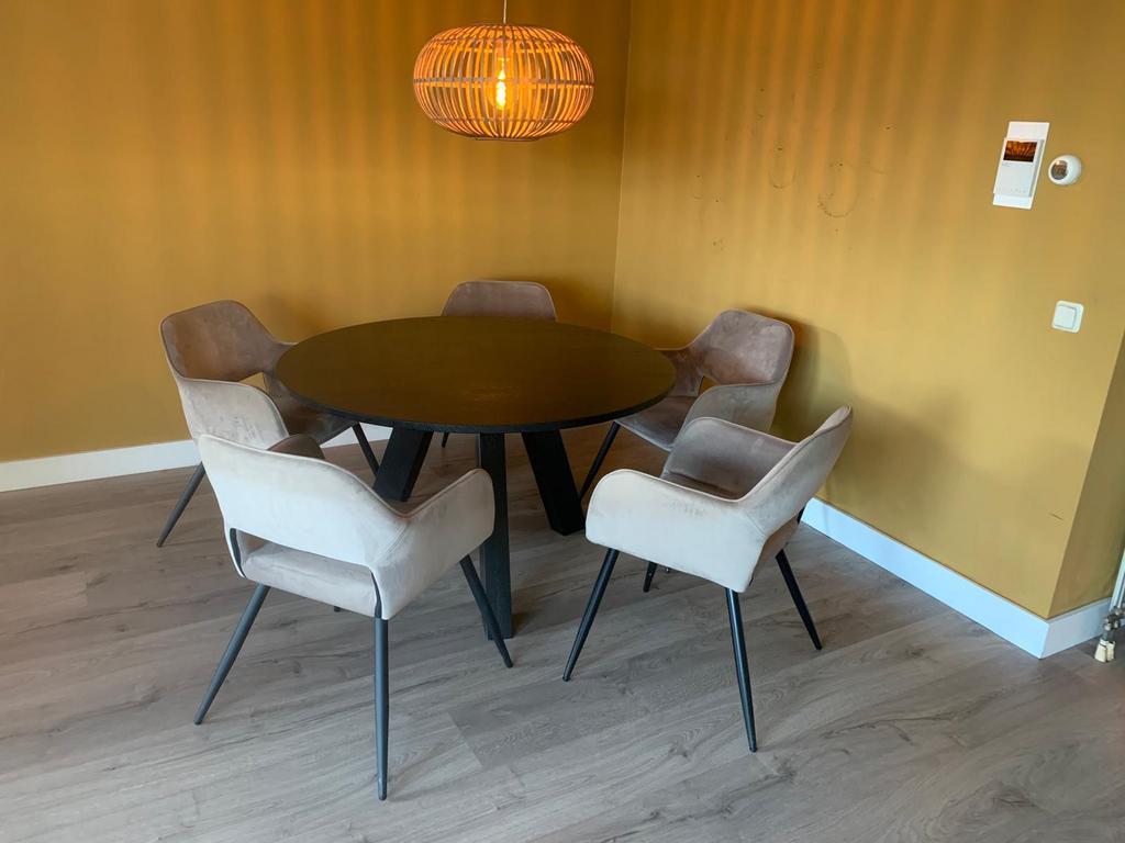 Ronde Eikenhouten Tafel Zwart,5 Stoelen Nieuwprijs. €1350,00, Huis en Inrichting, Tafels | Eettafels, Ophalen, 100 tot 150 cm