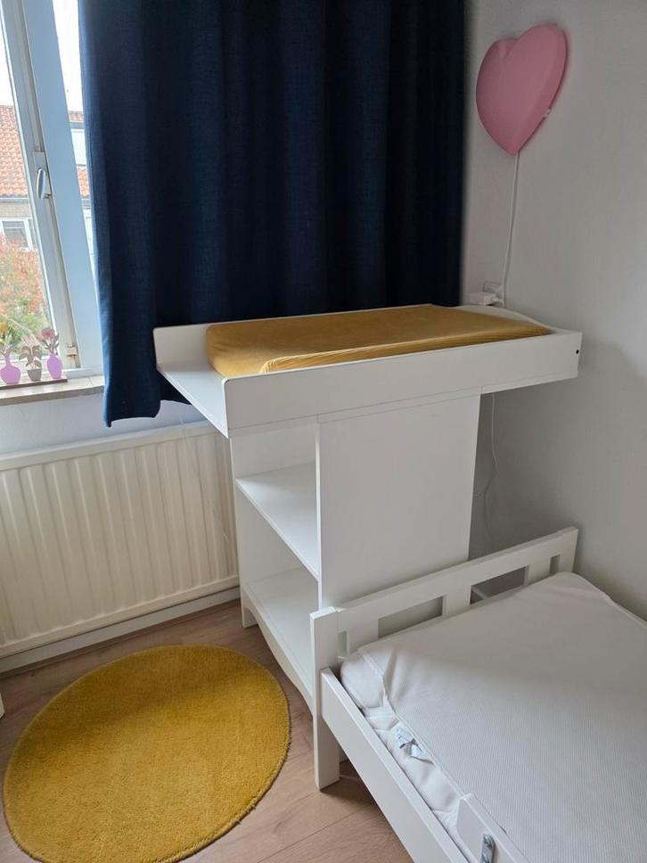 Witte commode, Kinderen en Baby's, Kinderkamer | Commodes en Kasten, 90 tot 105 cm, 50 tot 70 cm, Opstaande rand, Ophalen