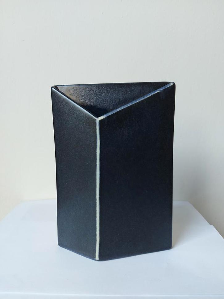 Ikebana vaas Mobach Tom Bruinsma minimalistisch geometrisch, Antiek en Kunst, Antiek | Keramiek en Aardewerk, Ophalen of Verzenden