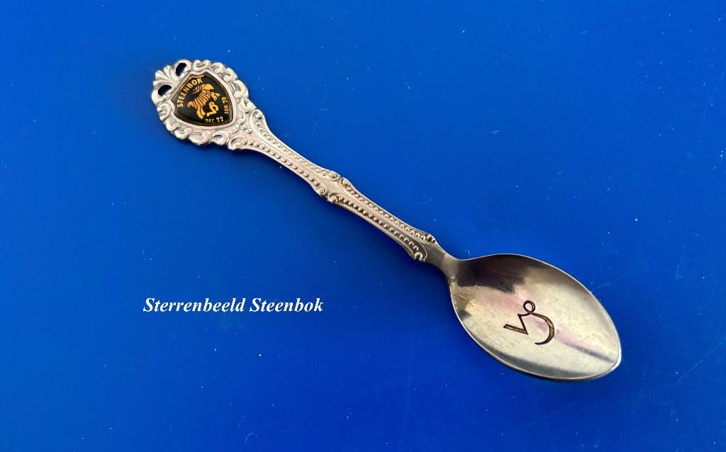 Steenbok Lepeltje met fraaie afbeelding Sterrenbeeld rvs, Ophalen, Gebruikt, Metaal, Bestek