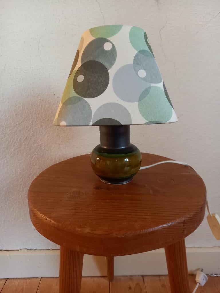 Zweeds tafellampje van keramiek met stoffen kapje., Gebruikt, Vintage mid-century, Ophalen of Verzenden, Minder dan 50 cm