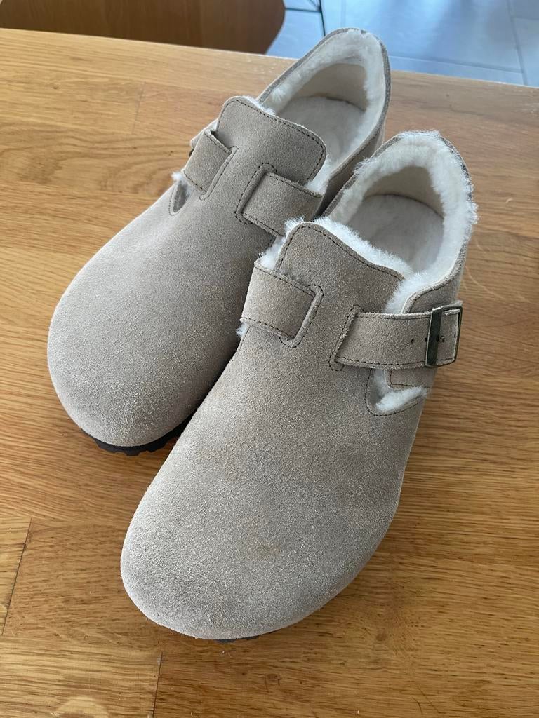 Suède Birkenstock slippers, maat 40, Kleding | Dames, Schoenen, Ophalen of Verzenden, Zo goed als nieuw, Beige, Slippers