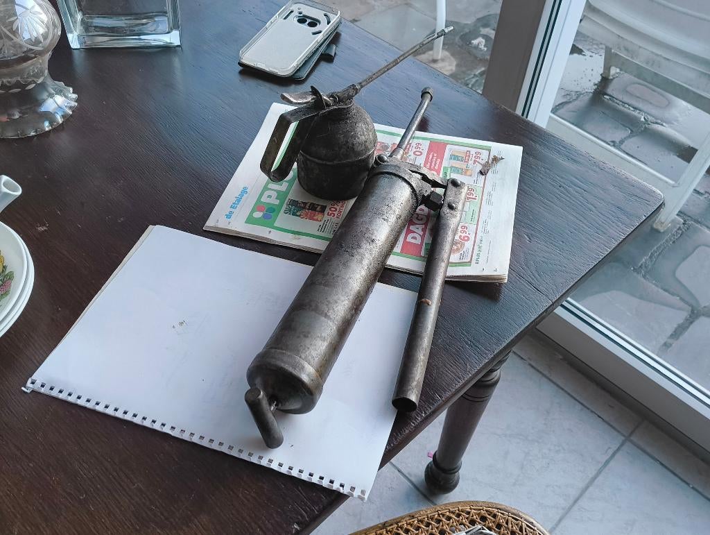 Vetsmeerpompje & Oliekannetje, Ophalen