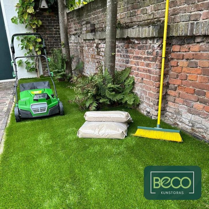 Wij vegen, reinigen en borstelen uw kunstgras gazon schoon😃, Tuin en Terras, Gras en Kunstgras, Nieuw, Kunstgras, 20 m² of meer