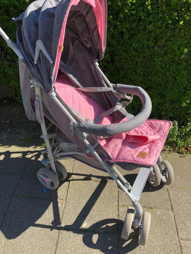Buggy merk : Lionelo met roze bekleding, wieltjes zeer goed., Kinderen en Baby's, Buggy's, Ophalen, Zo goed als nieuw