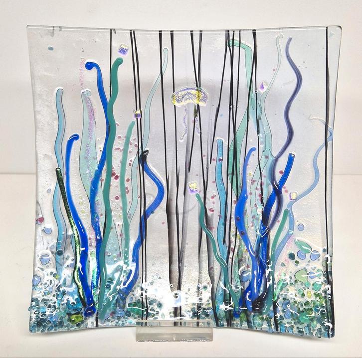 Moderne vierkante glazen schaal met aquatisch decor., Antiek en Kunst, Antiek | Glas en Kristal, Ophalen of Verzenden