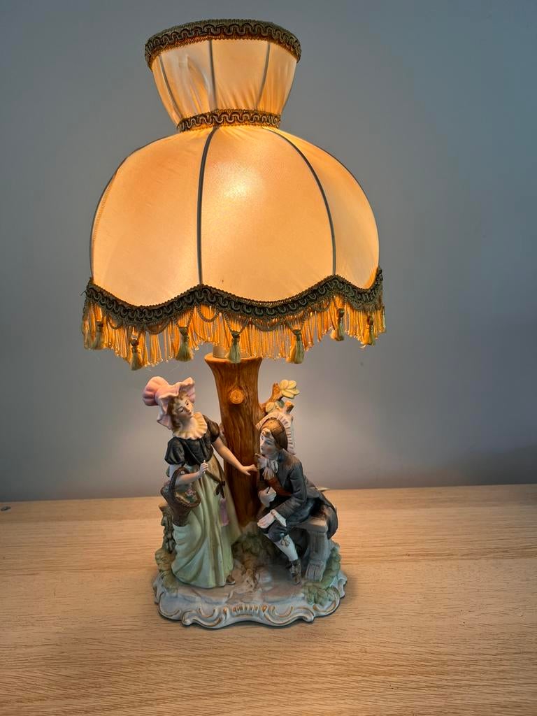 Vintage tafellamp met porceleine beeldjes, Antiek en Kunst, Antiek | Lampen, Ophalen of Verzenden