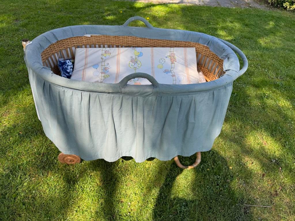 Gratis af te halen: Ouderwetse wieg met bekleding, Kinderen en Baby's, Babywiegjes en Ledikanten, Gebruikt, Wieg, Ophalen