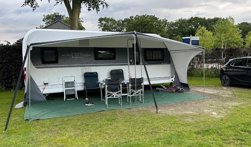 Hobby De Luxe 545 KMF | 3-Persoons stapelbed, Mover & Luifel, Caravans en Kamperen, Caravans, Rondzit, Hobby, 7 tot 8 meter, Kachel