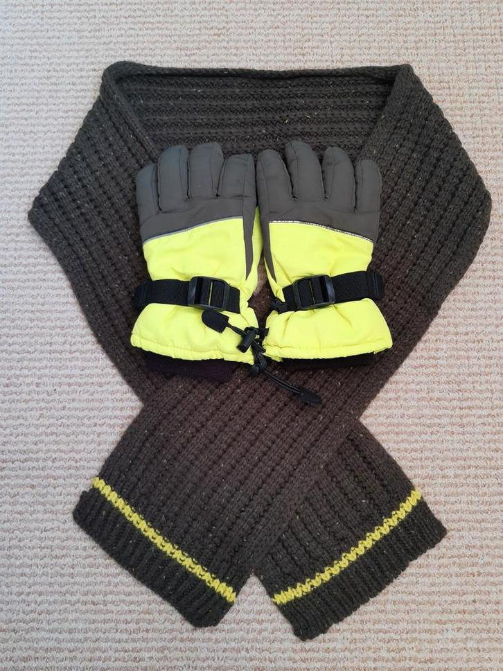 Gebreide sjaal + warme gewatteerde handschoenen, Kinderen en Baby's, Kinderkleding | Mutsen, Sjaals en Handschoenen, Zo goed als nieuw