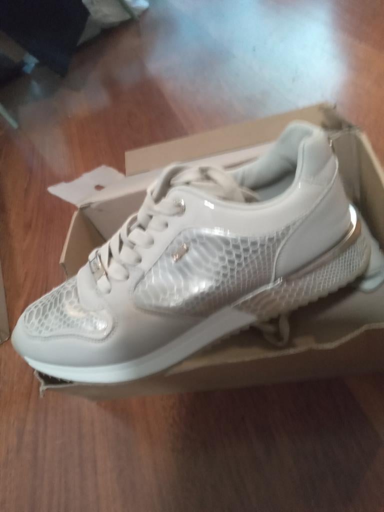 Nieuwe beige snackers maat 40, Ophalen of Verzenden, Nieuw, Beige, Sneakers of Gympen