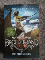 Broederband - De outsiders, Ophalen of Verzenden, Zo goed als nieuw, John Flanagan, Fictie