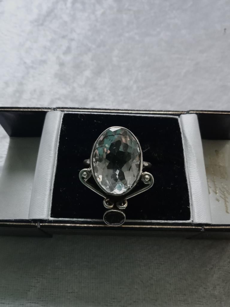 Mooie Zilveren Ring met Bergkristal en onderaan Granaatje, Sieraden, Tassen en Uiterlijk, Antieke sieraden, Verzenden, Zilver