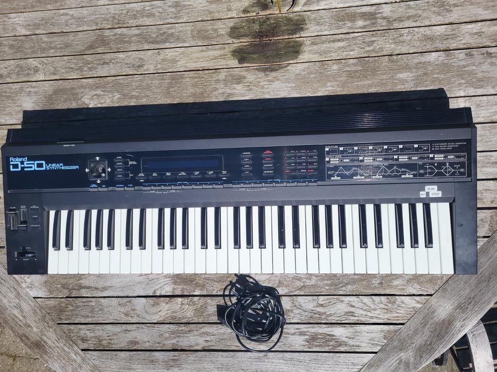 Roland D-50 defect, Muziek en Instrumenten, Synthesizers, Met midi-aansluiting, Roland, Ophalen of Verzenden, 61 toetsen