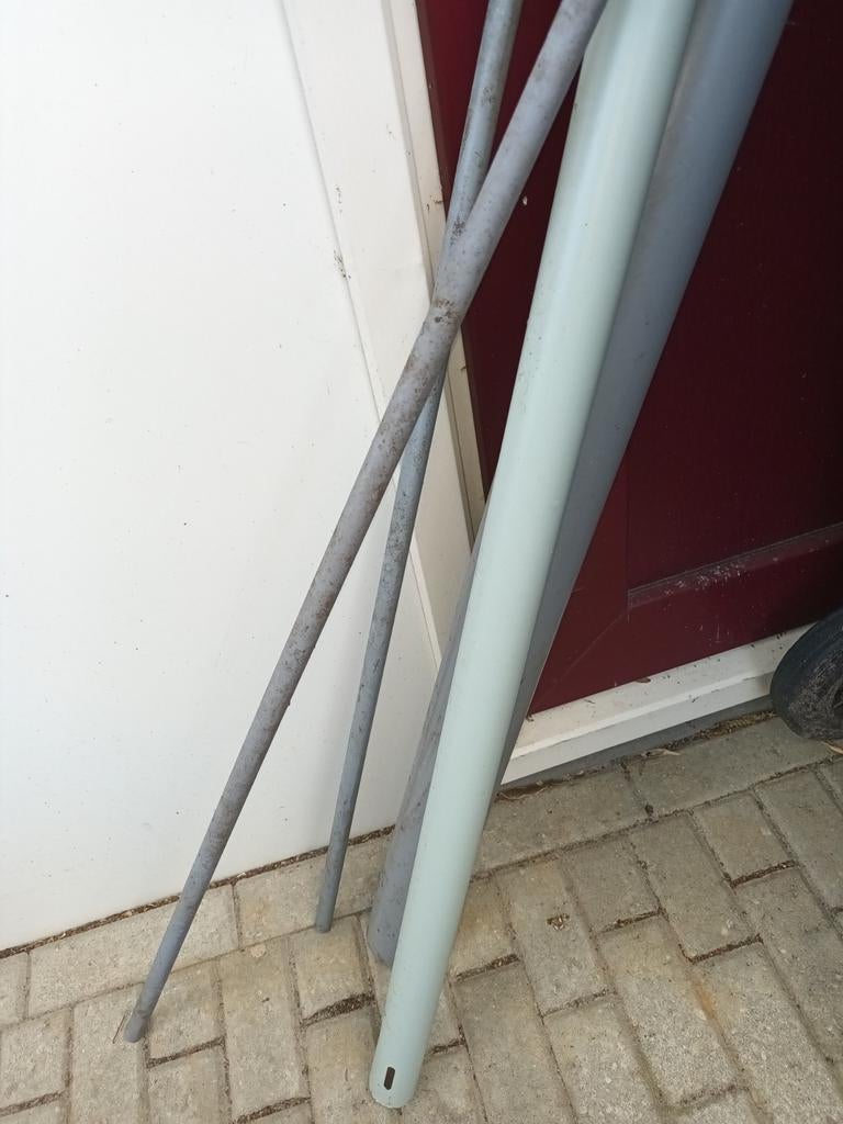 Metalen paal en PVC buizen, Gebruikt, Pvc, 2 tot 4 meter, Ophalen of Verzenden