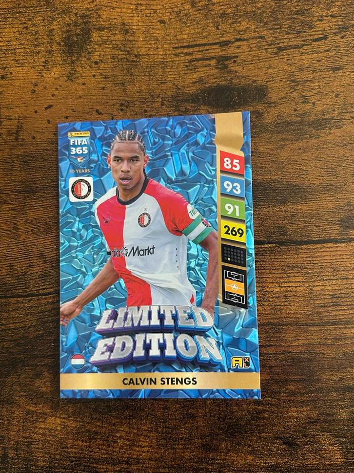 Calvin Stengs Panini FIFA 365 Limited Edition 2025 Feyenoord, Hobby en Vrije tijd, Verzamelkaartspellen | Overige, Nieuw, Losse kaart
