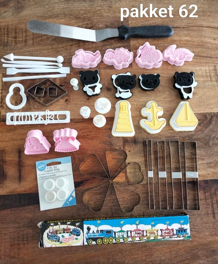 Bakspullen uitstekers pakket deel 11, Ophalen of Verzenden, Zo goed als nieuw, Taarten of Cupcakes, Versiering