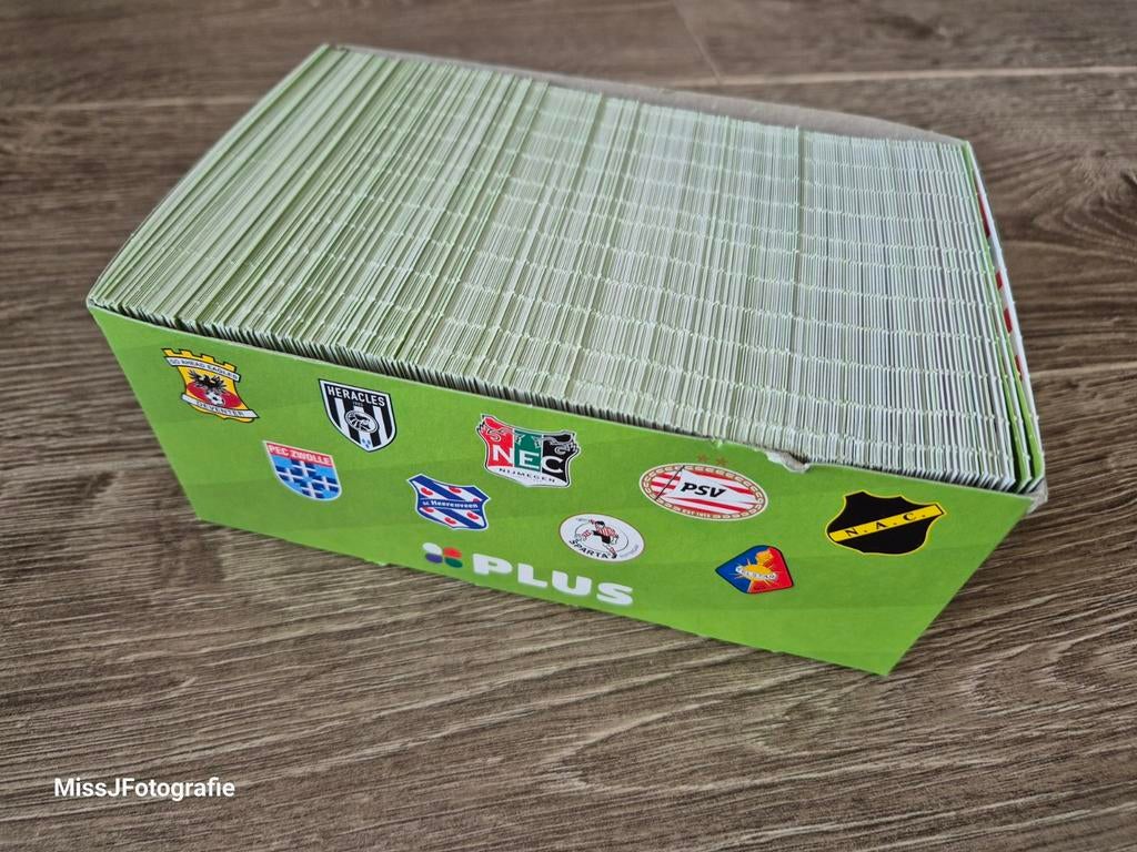 Volle doos voetbalplaatjes actie Plus, Verzamelen, Supermarktacties, Plus, Ophalen of Verzenden