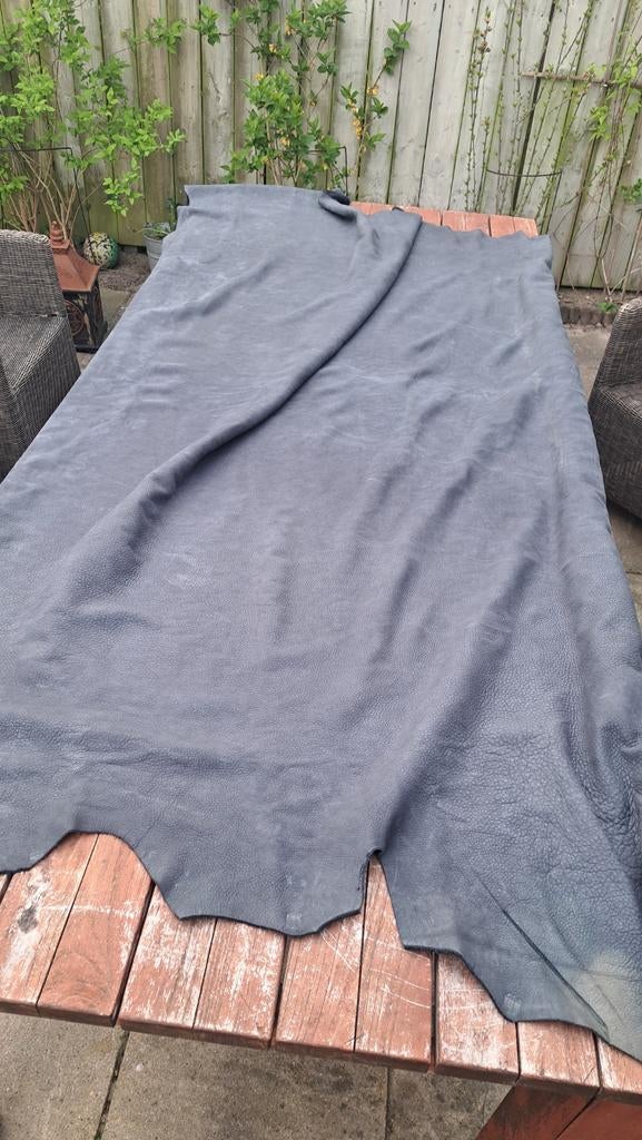 Grote koeienhuid nubuck grijs - 3m2, Ophalen of Verzenden, Gebruikt, Grijs, Leer of Kunstleer