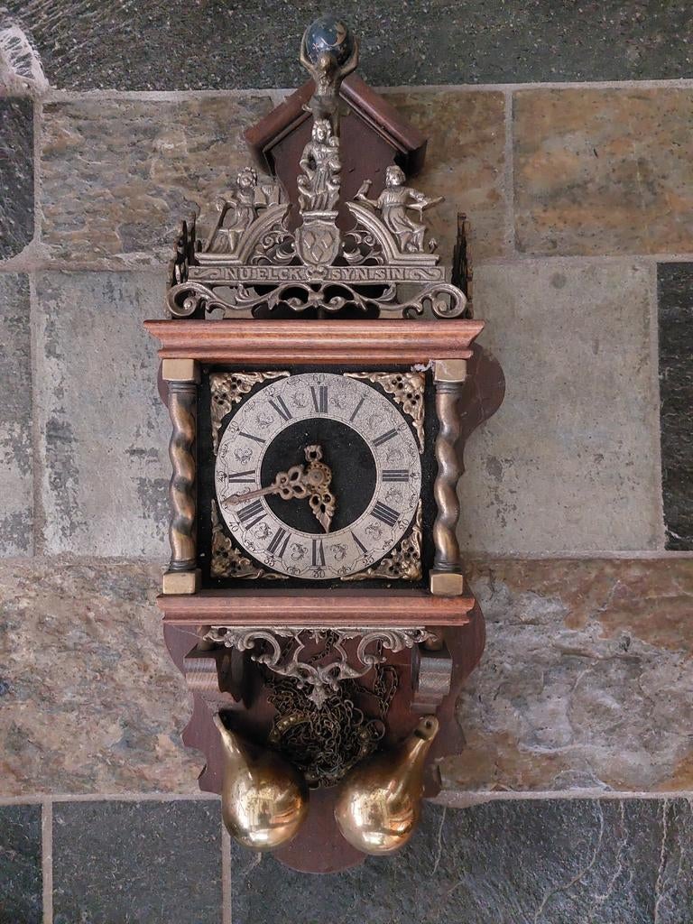 Brocante klok, mogelijk Zaans, Ophalen