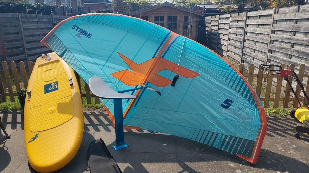 F-One Strike Wingfoil 5m² met ROCKET AIR SUP, Watersport en Boten, 5 tot 7 m², Minder dan 250 cm, Ophalen of Verzenden, Zo goed als nieuw