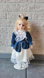 Porseleinen pop op standaard, Ophalen of Verzenden, Zo goed als nieuw, Pop