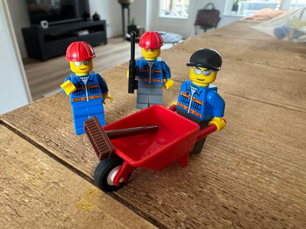 Lego bouwvakkers met kruiwagen en bezem, Inclusief minifiguren, Lego, Ophalen of Verzenden, Minifiguur