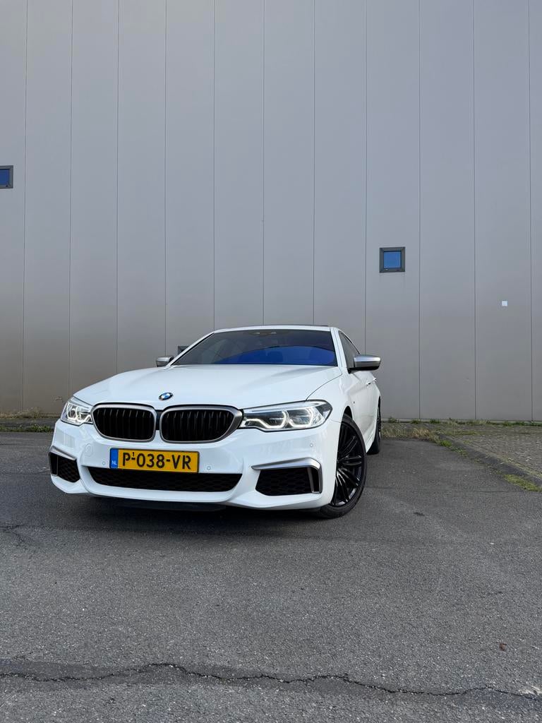 BMW 5 Serie M550i Xdrive, Auto's, BMW, Automaat, 4395 cc, Wit, Leder