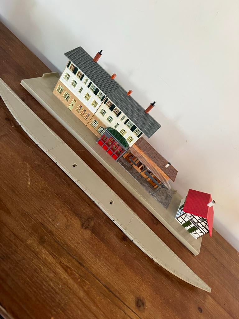 Faller station H0 met extra perron - Goede staat, Hobby en Vrije tijd, Overige merken, Gebruikt, Gelijkstroom of Wisselstroom