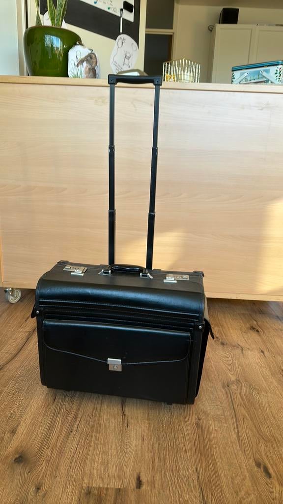 Ruime koffer op wieltjes met slot ( werk / reis ), Hard kunststof, Zo goed als nieuw, 70 cm of meer, Wieltjes