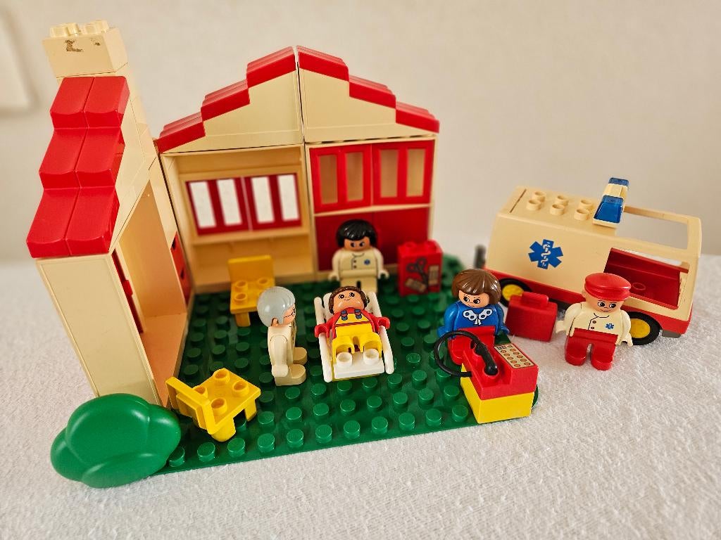 Lego Duplo 2688 ziekenhuis EHBO met ambulance, Kinderen en Baby's, Speelgoed | Duplo en Lego, Gebruikt, Overige thema's, Ophalen of Verzenden