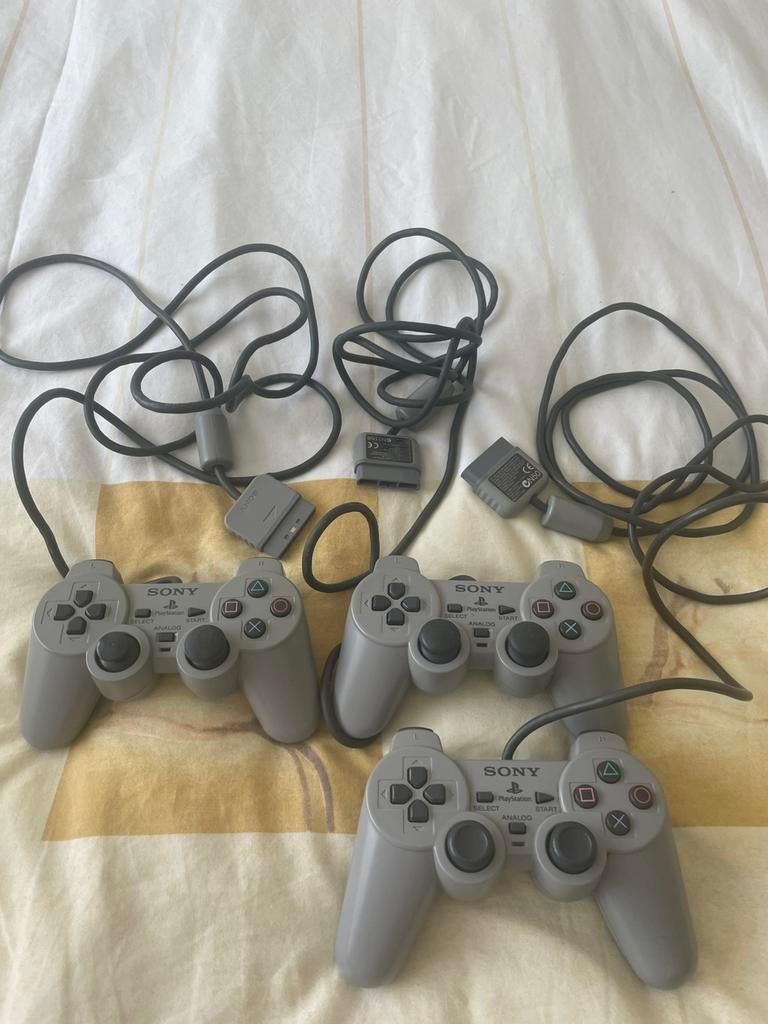 3 originele sony analog PlayStation 1 controllers ., Ophalen of Verzenden, Zo goed als nieuw, Met 2 controllers