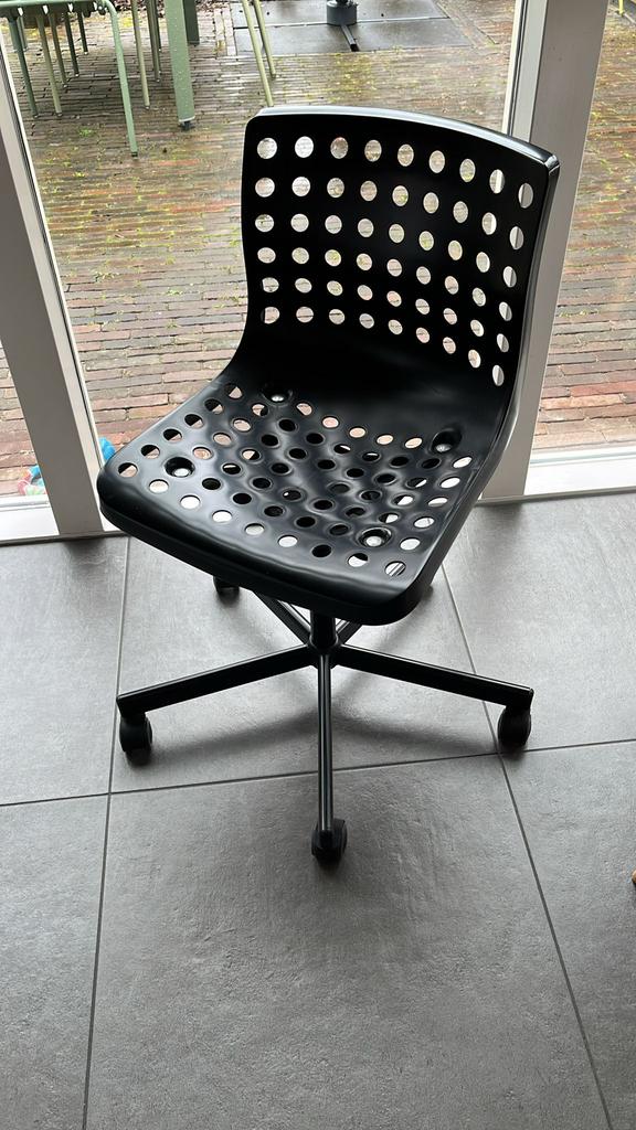 Zwarte bureaustoel met gatenpatroon, Ophalen, Gebruikt, Zwart, Bureaustoel