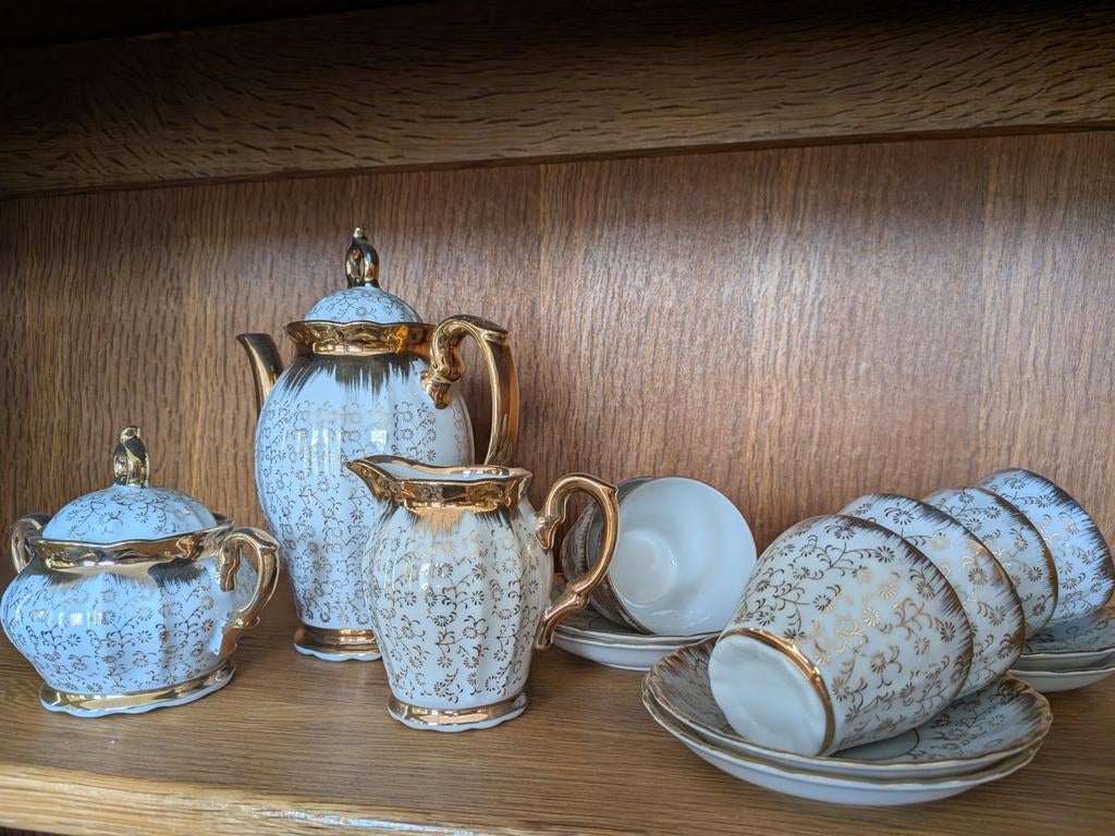 Prachtig wit en goud koffieservies met 6 kopjes en schotels, Antiek en Kunst, Antiek | Servies los, Ophalen of Verzenden