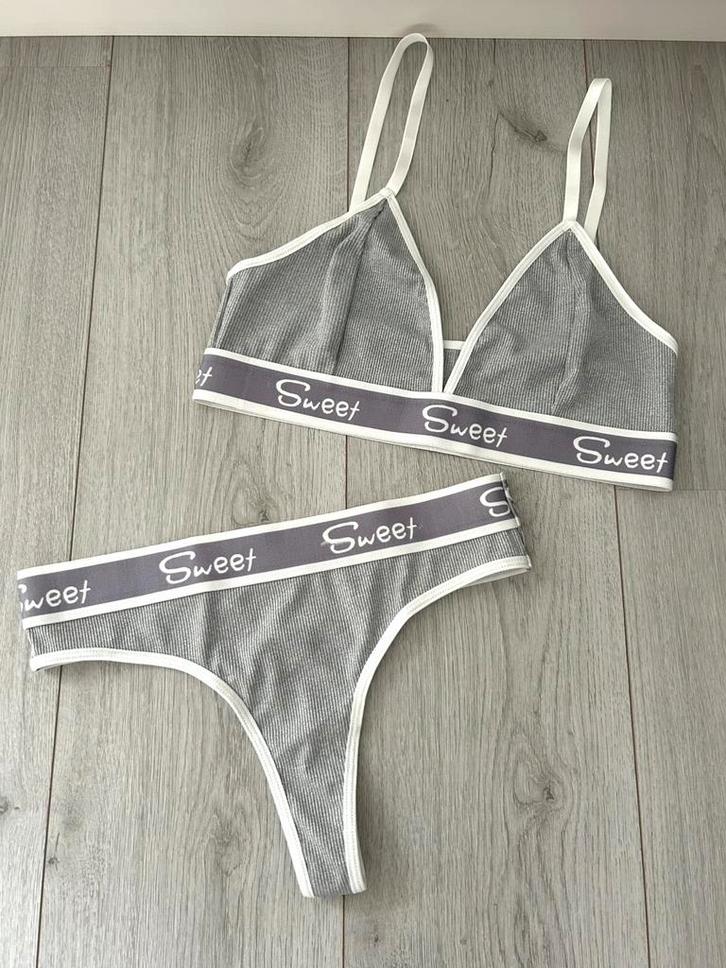Lingerie set met tekst (string + top) NIEUW, Kleding | Dames, Ondergoed en Lingerie, Setje, Grijs, Ophalen of Verzenden