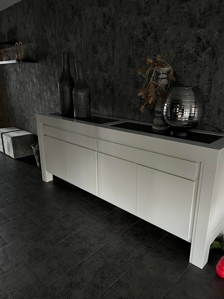 Wit dressoir met Belgisch hardstenen inlegtegels, Ophalen, Gebruikt, Eikenhout, Strak.