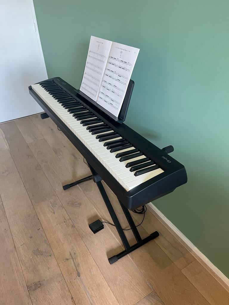 Roland FP-10 Digitale Piano met standaard en pedaal, Ophalen, Zwart, Digitaal, Zo goed als nieuw