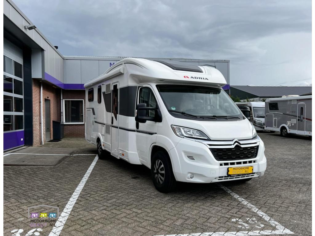 Adria Matrix M 670 SL Lengte-en Hefbed, Caravans en Kamperen, Campers, 7 tot 8 meter, Buitenlamp, Adria, Cassettetoilet