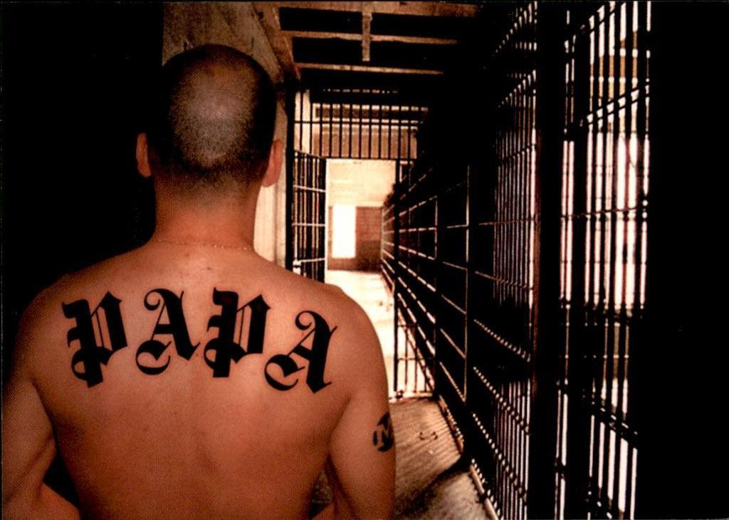 man in gevangenis met tatouage Papa, Verzamelen, Verzenden, 1980 tot heden, Ongelopen, Overige thema's