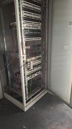 Serverkast met diverse netwerkapparatuur, Computers en Software, Ophalen, Gebruikt, T, T