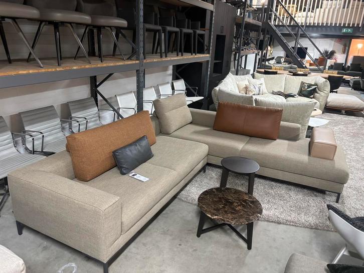 Design on Stock Aikon lounge hoekbank 300x255cm stof Milton, Huis en Inrichting, Banken | Bankstellen, Nieuw, Hoekbank, Vierpersoons of meer